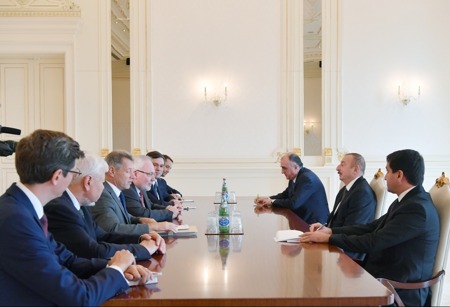 الرئيس إلهام علييف يستقبل المندوبين المشاركين في رئاسة مجموعة منسك