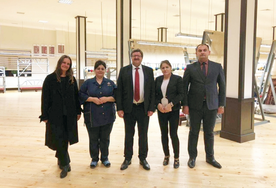 Norveçli diplomat Azərbaycan xalçalarına heyran olub