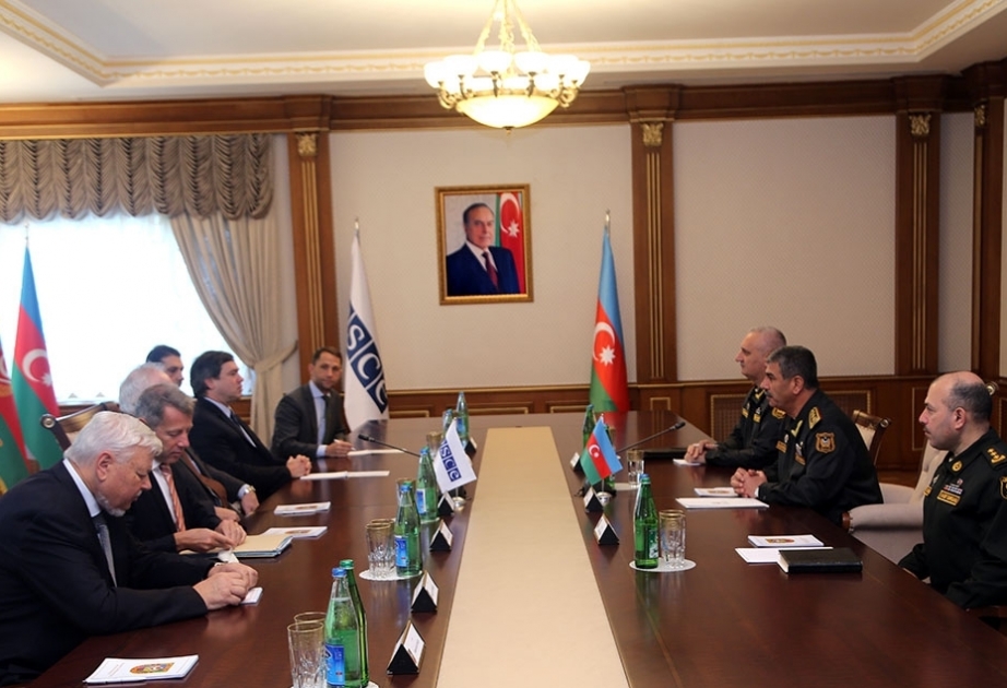 阿塞拜疆国防部长会见欧安组织明斯克小组联合主席