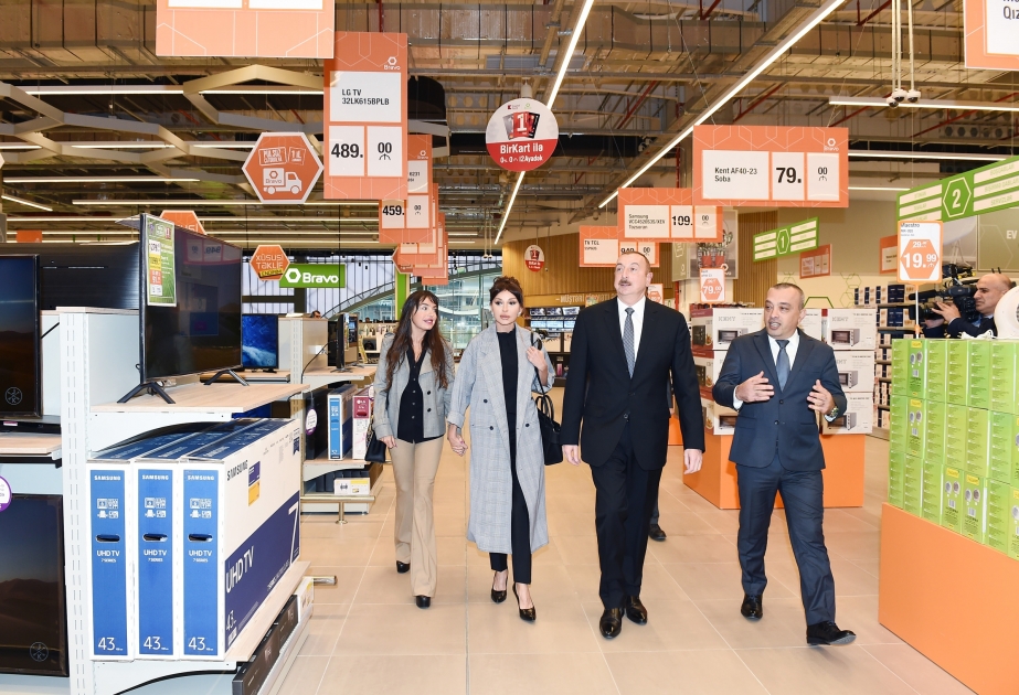Präsident Ilham Aliyev besucht neuen Hypermarkt von Supermarktketten “Bravo“ VIDEO