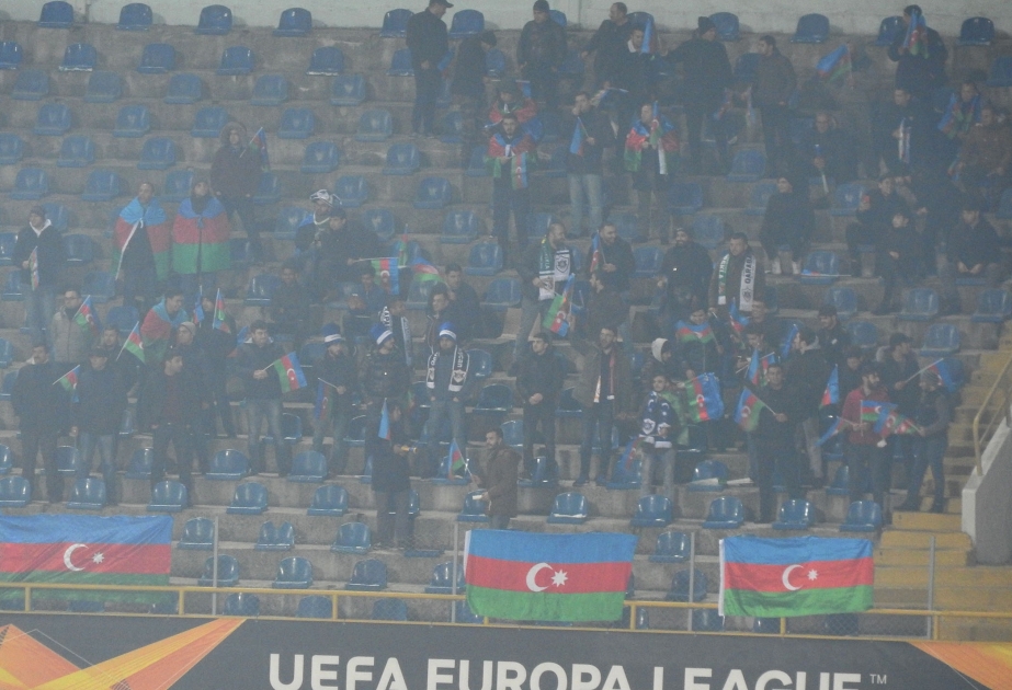 Üçrəngli bayrağımızla “Qarabağ”ı dəstəkləyən azarkeşlər –  FOTOREPORTAJ