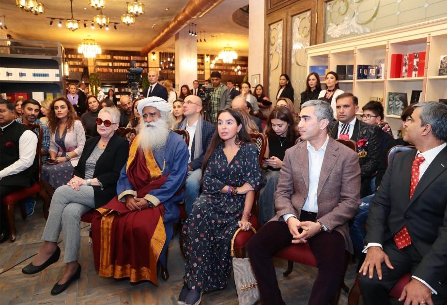 Treffen mit Yogi und Mystiker aus Indien in Bakuer Buchzentrum