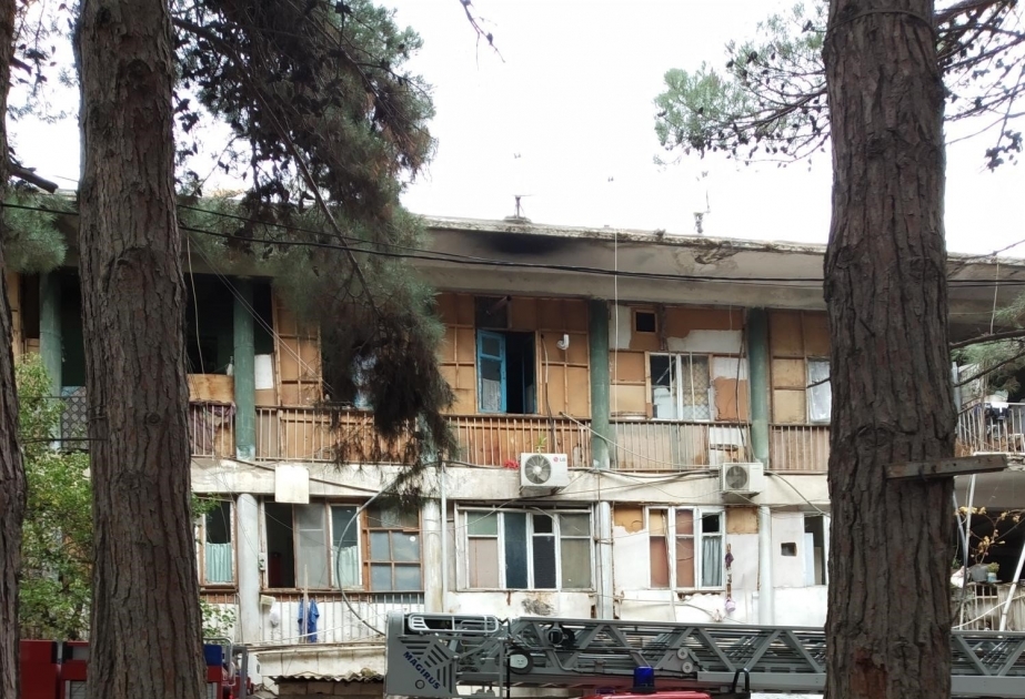 В Бинагадинском районе произошел пожар в здании, где проживают вынужденные переселенцы