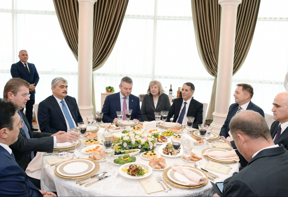 Les Premiers ministres azerbaïdjanais et slovaque se réunissent autour d’un déjeuner de travail