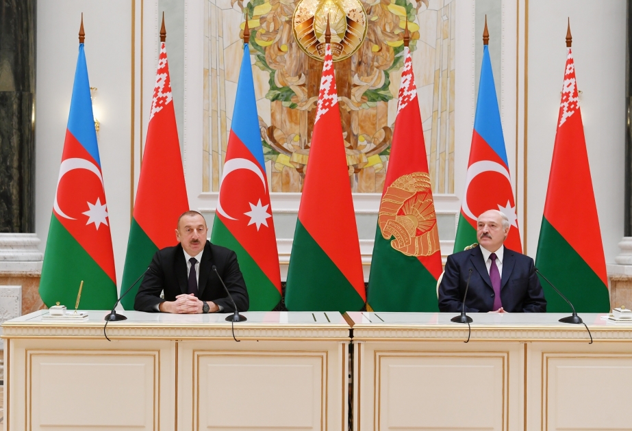 Präsident Ilham Aliyev und Präsident Alexander Lukaschenko treten mit Erklärungen für Presse auf VIDEO