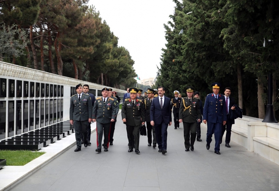Türkiyənin və Gürcüstanın Silahlı Qüvvələrinin Baş Qərargah rəisləri Şəhidlər xiyabanını ziyarət ediblər