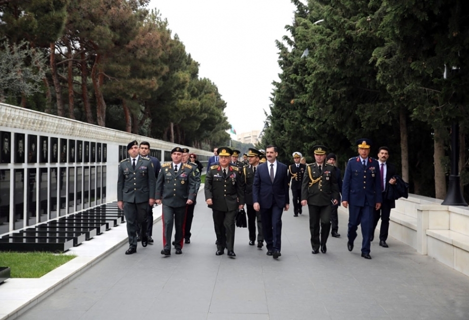 Les chefs d’état-major des armées turques et géorgiennes visitent l’Allée des Martyrs