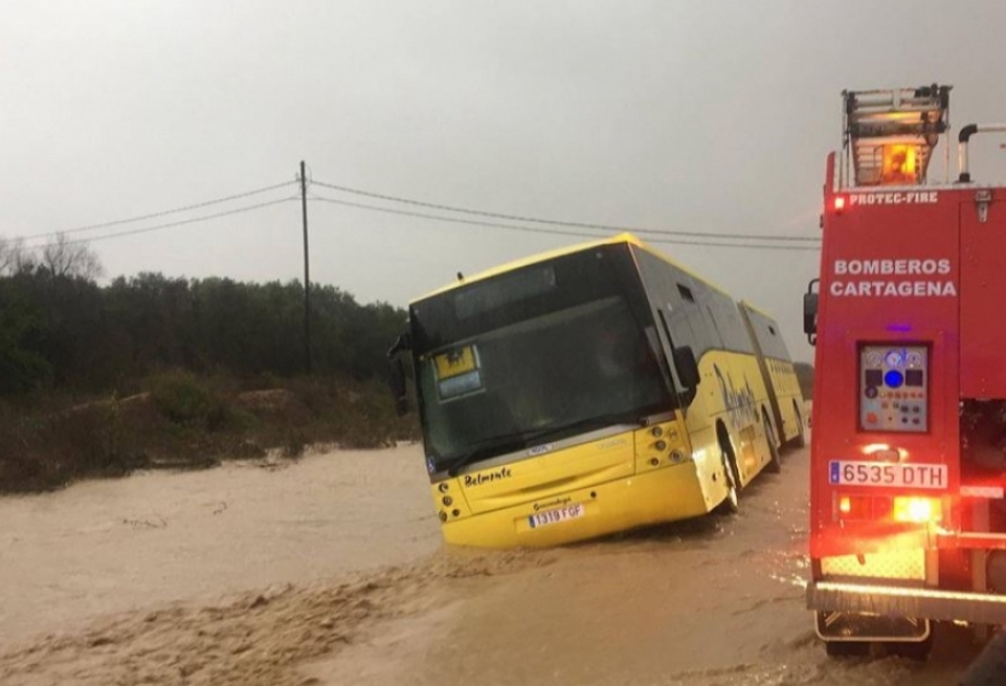 Дожди в Испании: один человек погиб, один пропал без вести и 136 000 учеников по всей стране остались без занятий