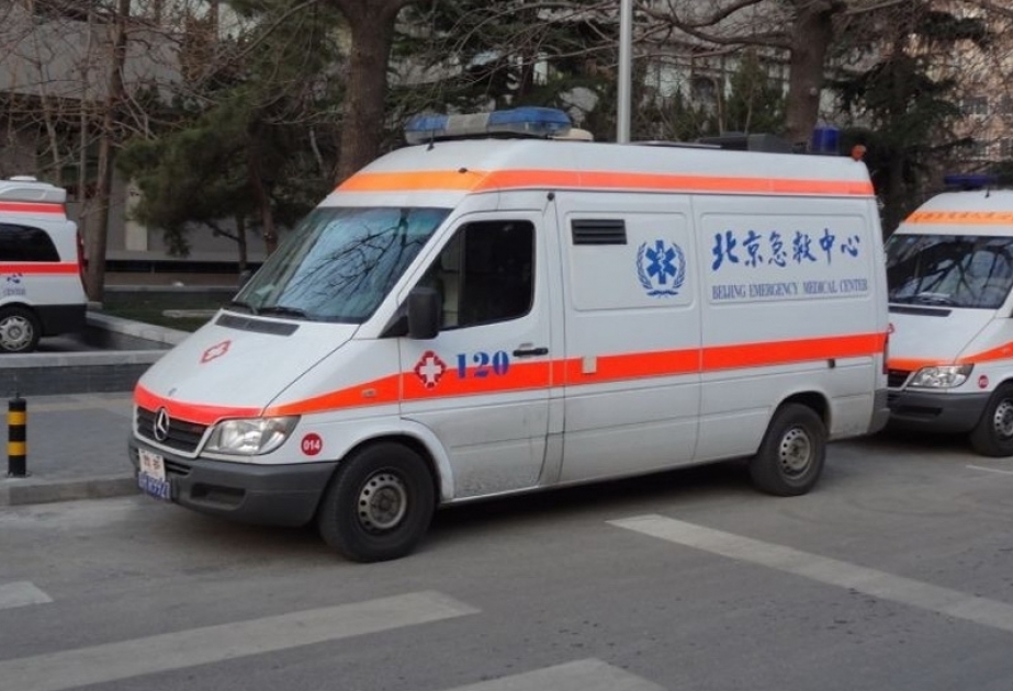 China: Auto rast in Schülergruppe