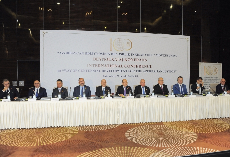 Internationale Konferenz zum Thema "Ein hundertjähriger Entwicklungsweg der aserbaidschanischen Justiz" in Baku VIDEO