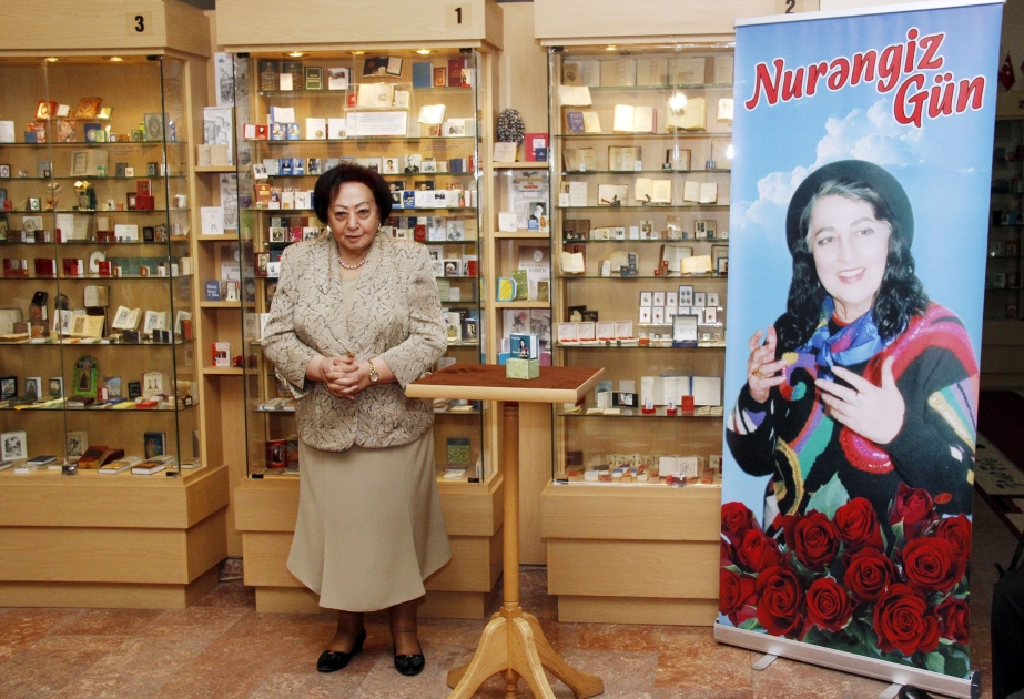 Nurəngiz Gün yaradıcılığına işıq saçan “Səksən yaşın səksən anı” miniatür kitabı