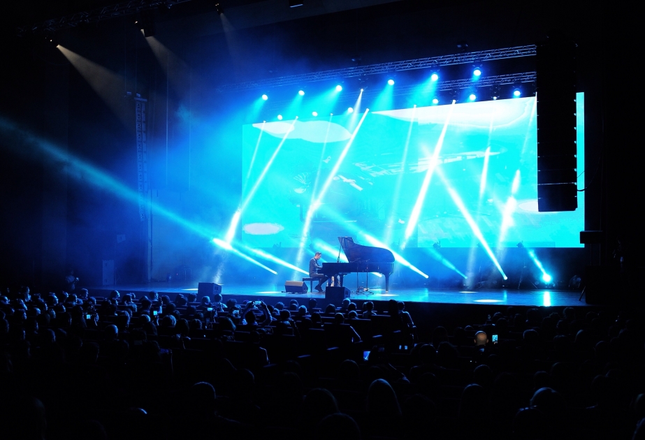 Dünya şöhrətli macar pianoçusu Bakıda konsert proqramı ilə çıxış edib
