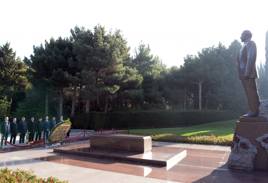 Ukrainian delegation pays respect to national leader Heydar Aliyev