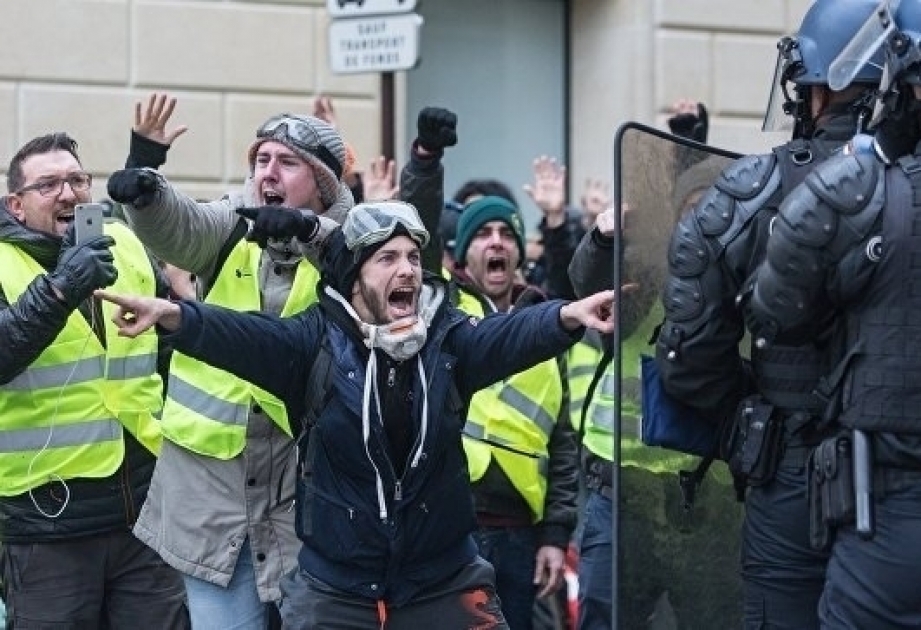 About 5,500 people take part in Paris protests