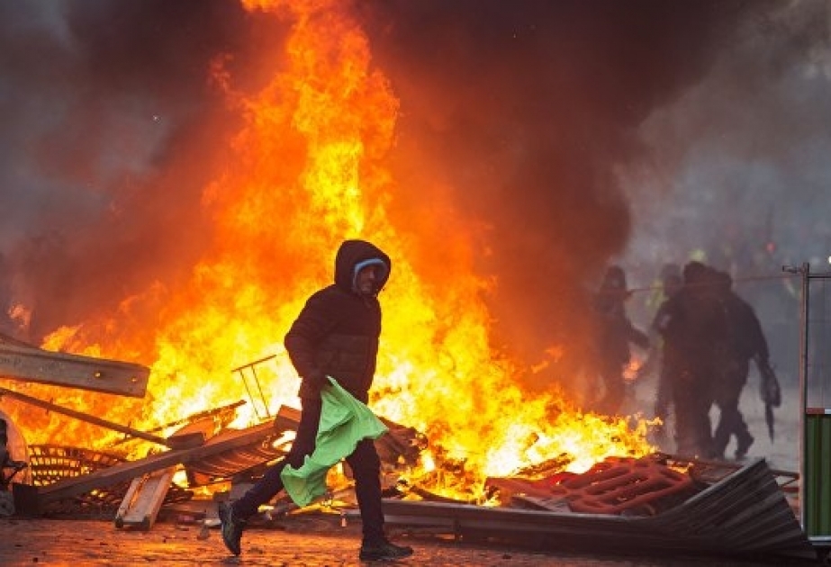 Fransada etirazçılar 11 yanacaq anbarının yolunu kəsib