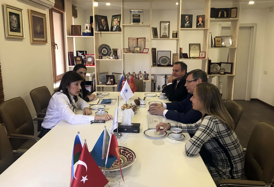 Günay Əfəndiyeva Macarıstandan gələn tanınmış türkoloqlarla görüşüb