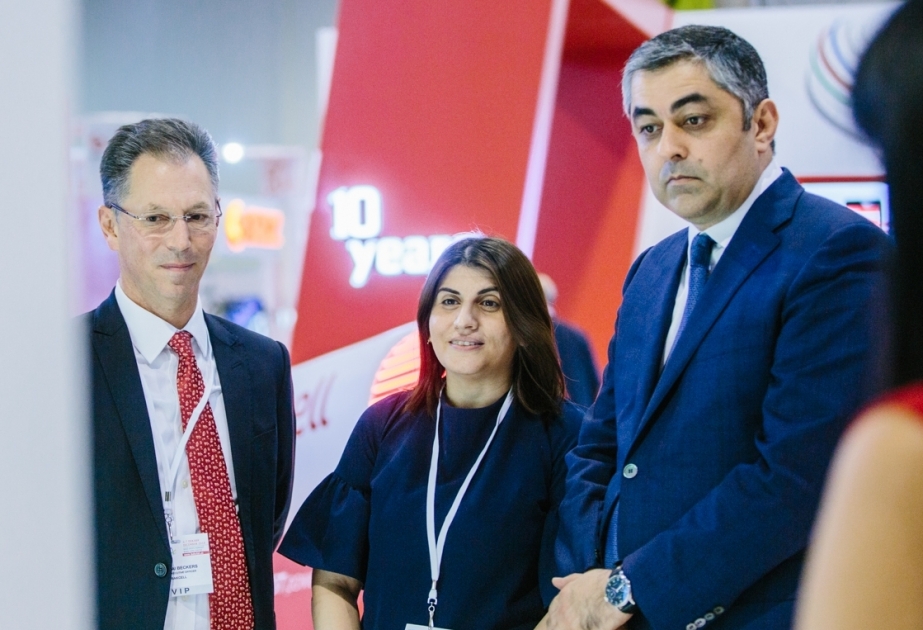 ®  "Bakcell"in baş icraçı direktoru Azərbaycanda ilk dəfə 600 Mbps mobil sürətini nazirə təqdim edib