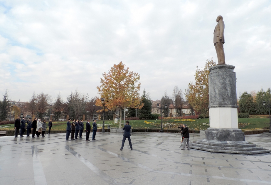 Azərbaycan Hərbi Hava Qüvvələrinin komandanı Ankarada Heydər Əliyev Parkını ziyarət edib