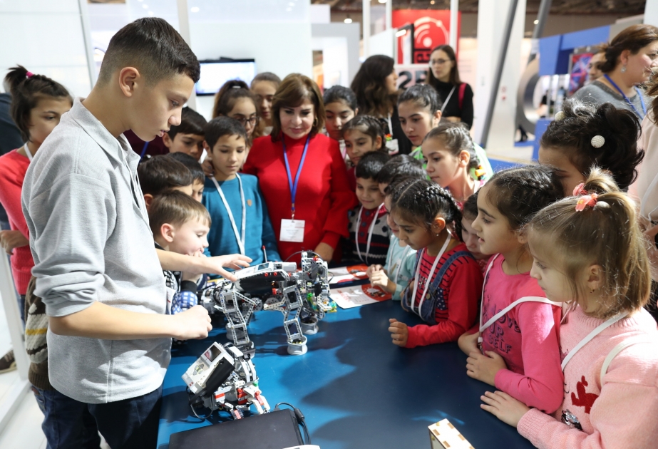 Bakıda yerləşən uşaq evlərinin sakinləri “Bakutel-2018” sərgisinə ekskursiya ediblər
