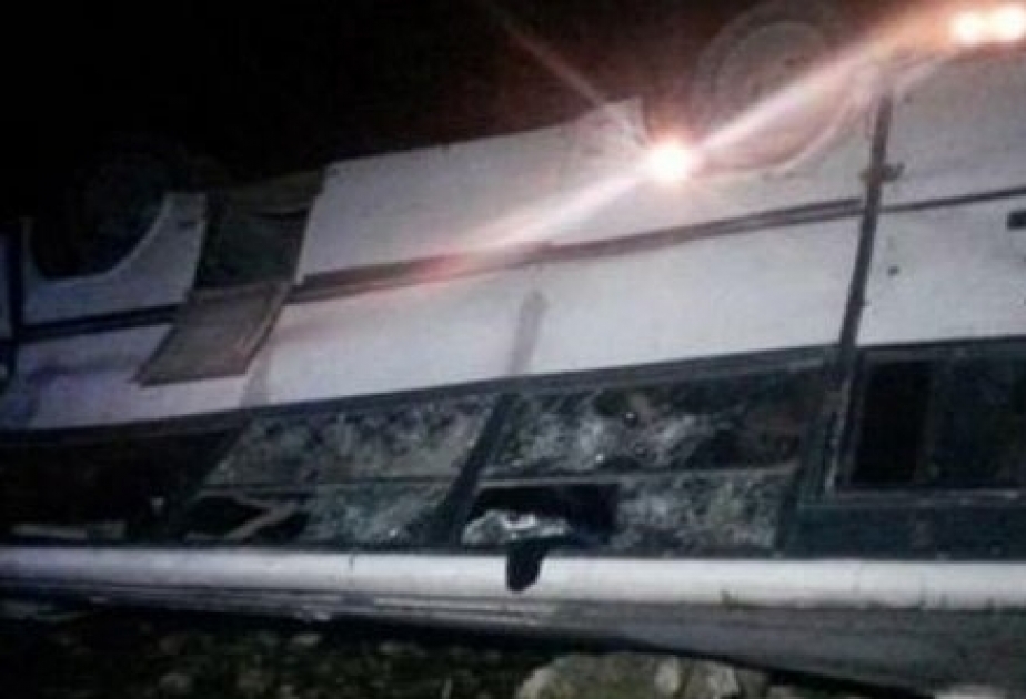 На автомагистрали Баку-Сумгайыт перевернулся пассажирский автобус, имеются раненые