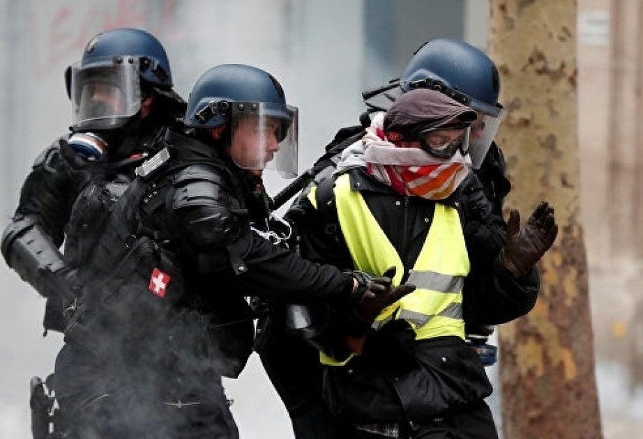 1700 arrested in France, Paris takes stock of destruction