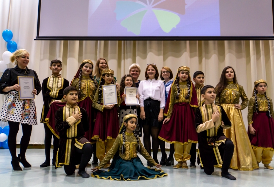 Азербайджанские дети исполнили танец «Сары гелин» на фестивале дружбы народов