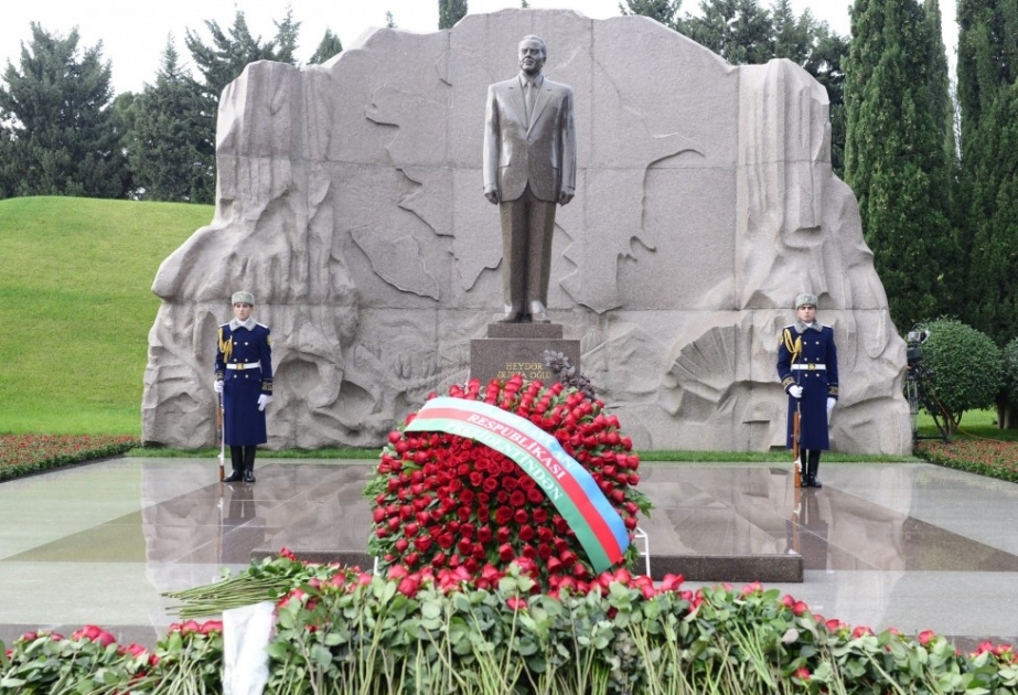 Азербайджанский народ чтит память великого лидера Гейдара Алиева