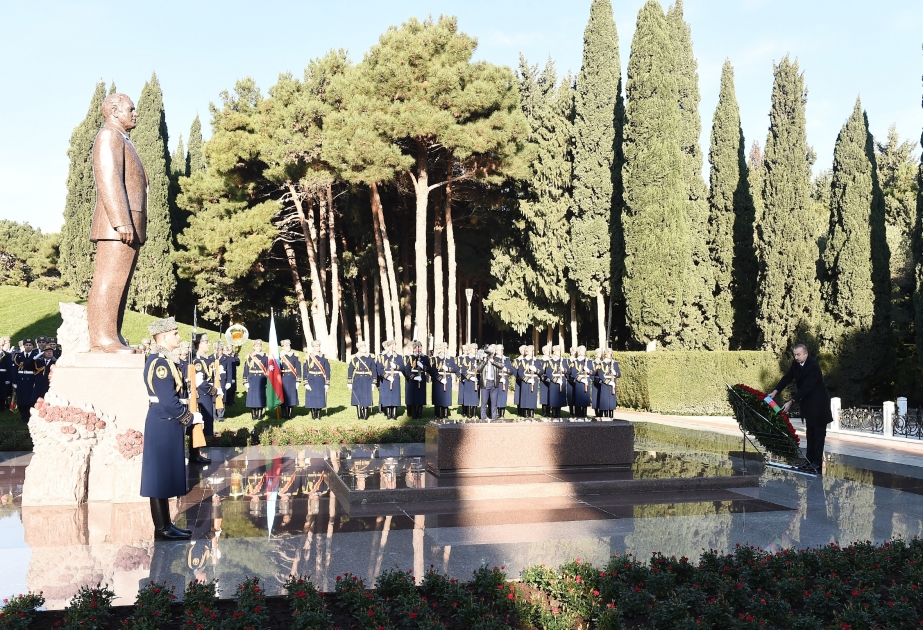 President Ilham Aliyev visited grave of national leader Heydar Aliyev VIDEO