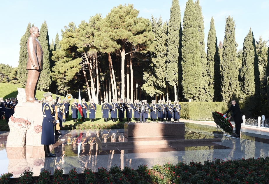 Le président de la République rend hommage à la mémoire du leader national Heydar Aliyev VIDEO