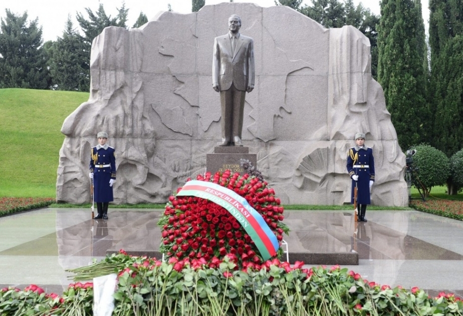 Aserbaidschanisches Volk ehrt Andenken von Nationalleader Heydar Aliyev