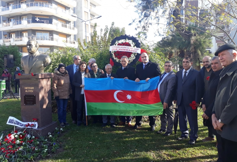 Ulu Öndərin əziz xatirəsi İzmir şəhərində də ehtiramla yad edilib