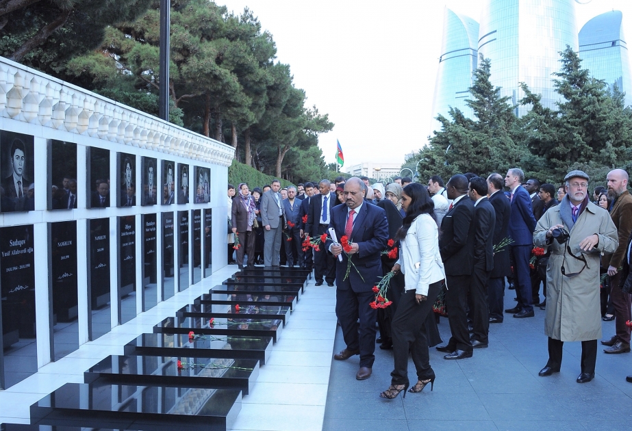 Parlamentlərarası İttifaqın Gənc Parlament Üzvlərinin Qlobal Konfransının iştirakçıları Şəhidlər xiyabanını ziyarət ediblər