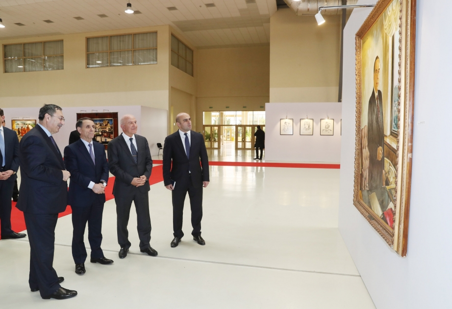 Baş nazir Novruz Məmmədov Xalq rəssamı Tahir Salahovun 90 illik yubileyinə həsr edilən sərgi ilə tanış olub