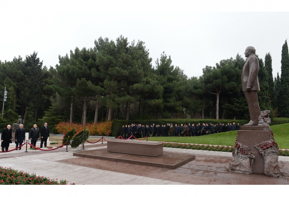 Staff of the Ministry of Defense pay respect to Azerbaijani national leader Heydar Aliyev and Azerbaijani martyrs