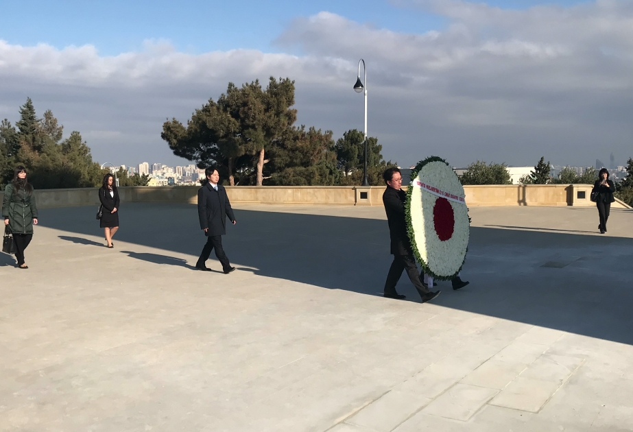 Un parlementaire japonais visite l’Allée des Martyrs à Bakou