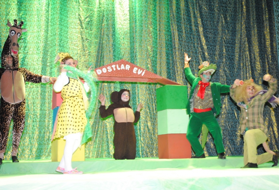Sumqayıt teatrının balaca tamaşaçılara Yeni il hədiyyəsi