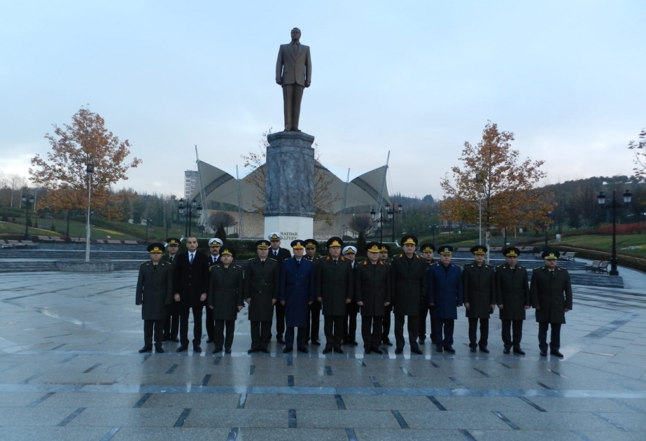 阿塞拜疆国防部代表团在安卡拉拜谒我国全民领袖盖达尔·阿利耶夫纪念碑