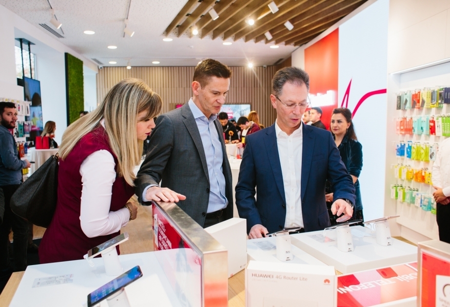 ®  First Bakcell concept store with brand new design opens in center of Baku