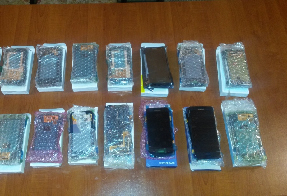 Avtomobildə gömrük nəzarətindən gizlədilən mobil telefonların ekranları tapılıb