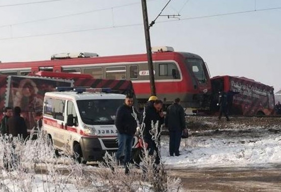 Serbiyada sərnişin qatarı məktəb avtobusu ilə toqquşub