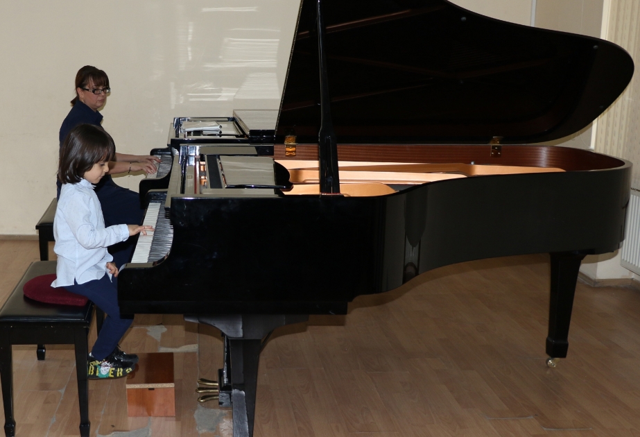 Bakı Musiqi Akademiyasında balaca ifaçının çıxışı maraqla qarşılanıb