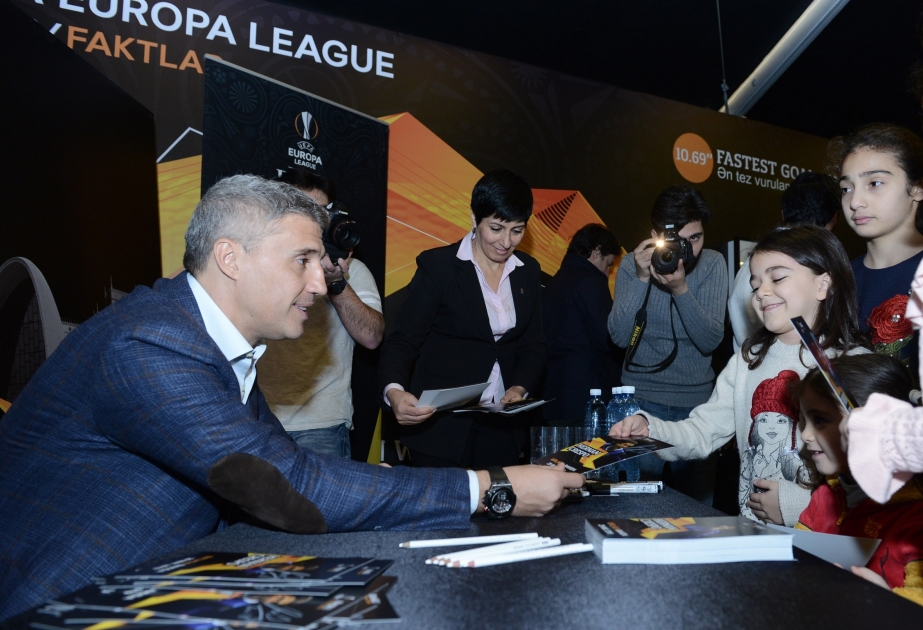Legendary Argentine football star Crespo meets with fans in Baku