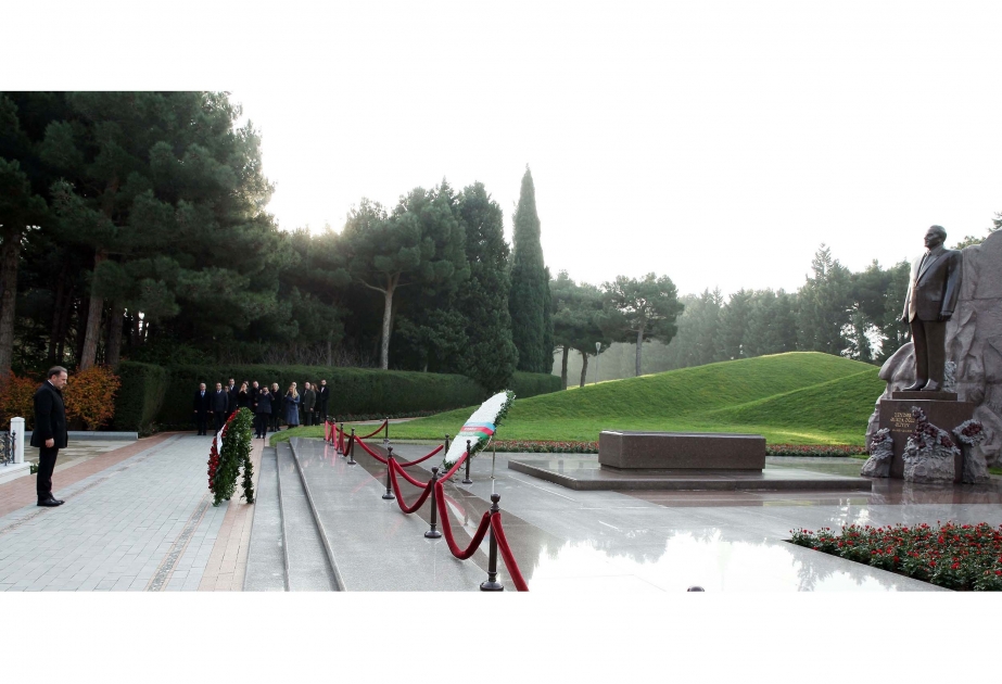Serbian Deputy PM pays respect to national leader Heydar Aliyev and Azerbaijani martyrs