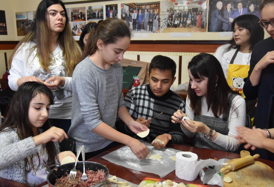 Konfutsi İnstitutunun müəllimləri Çin küftələrinin hazırlanması üzrə ustad dərsi keçiblər