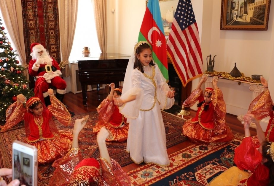 Сколько азер. Новый год в Бакинской школе. Азербайджанки в школе. 31 Декабря азербайджанский праздник. Отмечают ли новый год азербайджанцы.