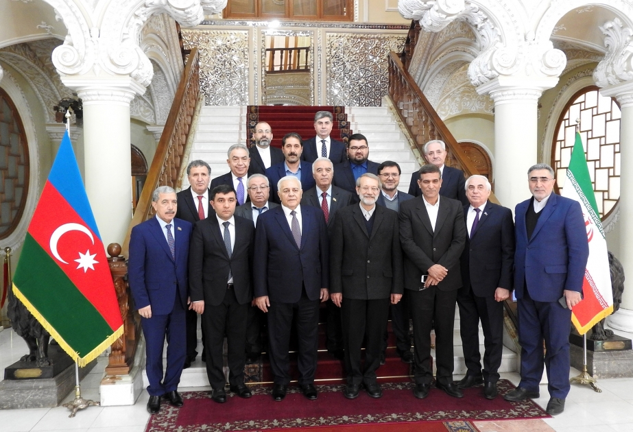 Une délégation du Milli Medjlis rencontre le président du Parlement iranien