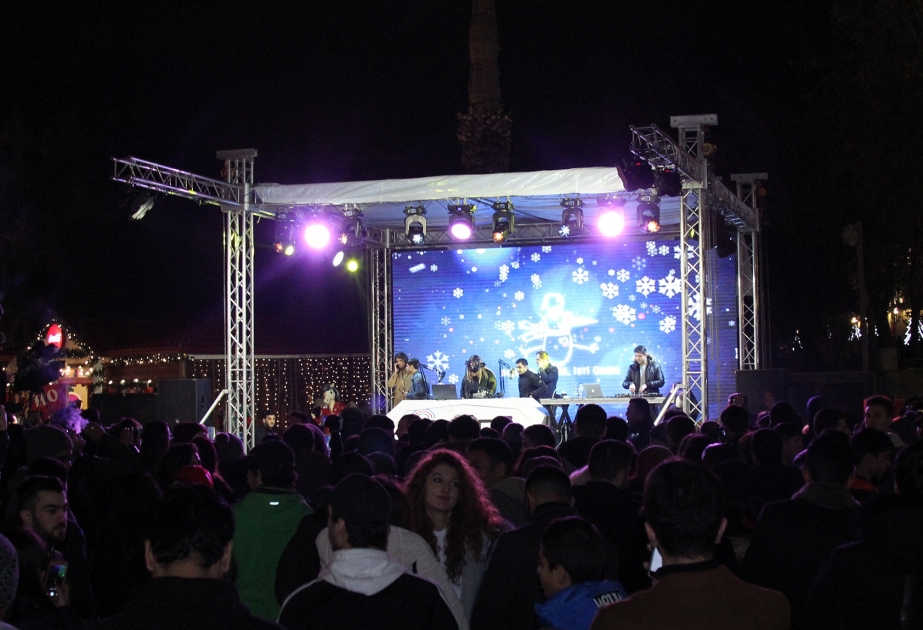 Fəvvarələr meydanında “Soyuq əllər, isti ürək” xeyriyyə yarmarkası çərçivəsində konsert təşkil edilib