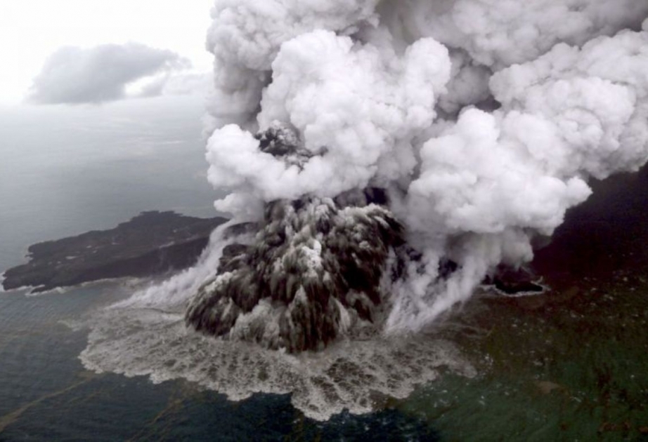 İndoneziyada Anak-Krakatau dağı püskürmədən sonra üç dəfə kiçilib