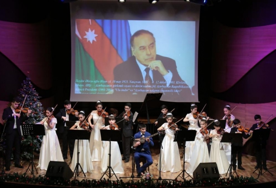 Dünya Azərbaycanlılarının Həmrəylik Günü münasibətilə “Sehirli simlər” ansamblının debüt konserti olub