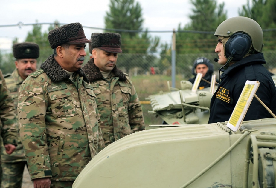 Müdafiə naziri cəbhə bölgəsində yerləşən zirehli texnikaların döyüş hazırlığını yoxlayıb